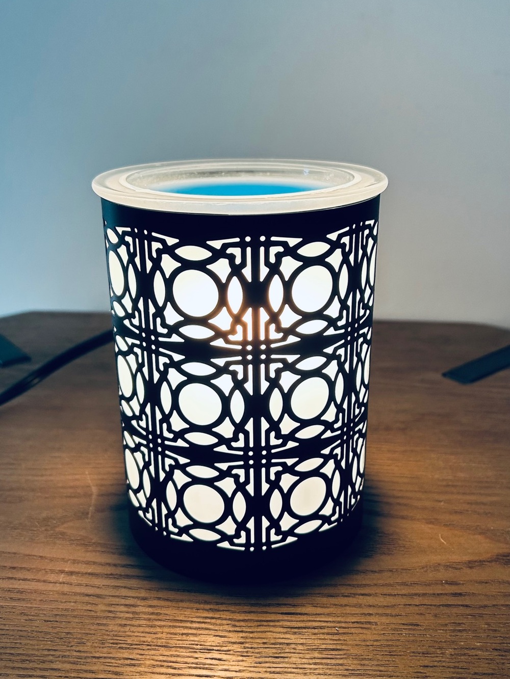 Modern Black & White Scented Wax Melter
